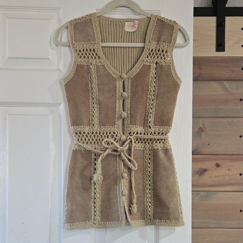 Vintage 70s Tarri Crochet Trim Suede Vest in Taupe and Cream
